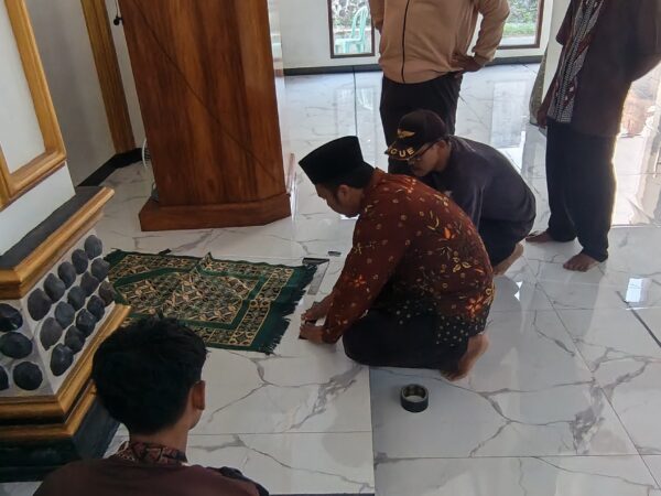 Mahasiswa KKN UNUGHA Dampingi Kegiatan Rashdul Kiblat di Masjid Baitussalam Desa Kedunggede Lumbir