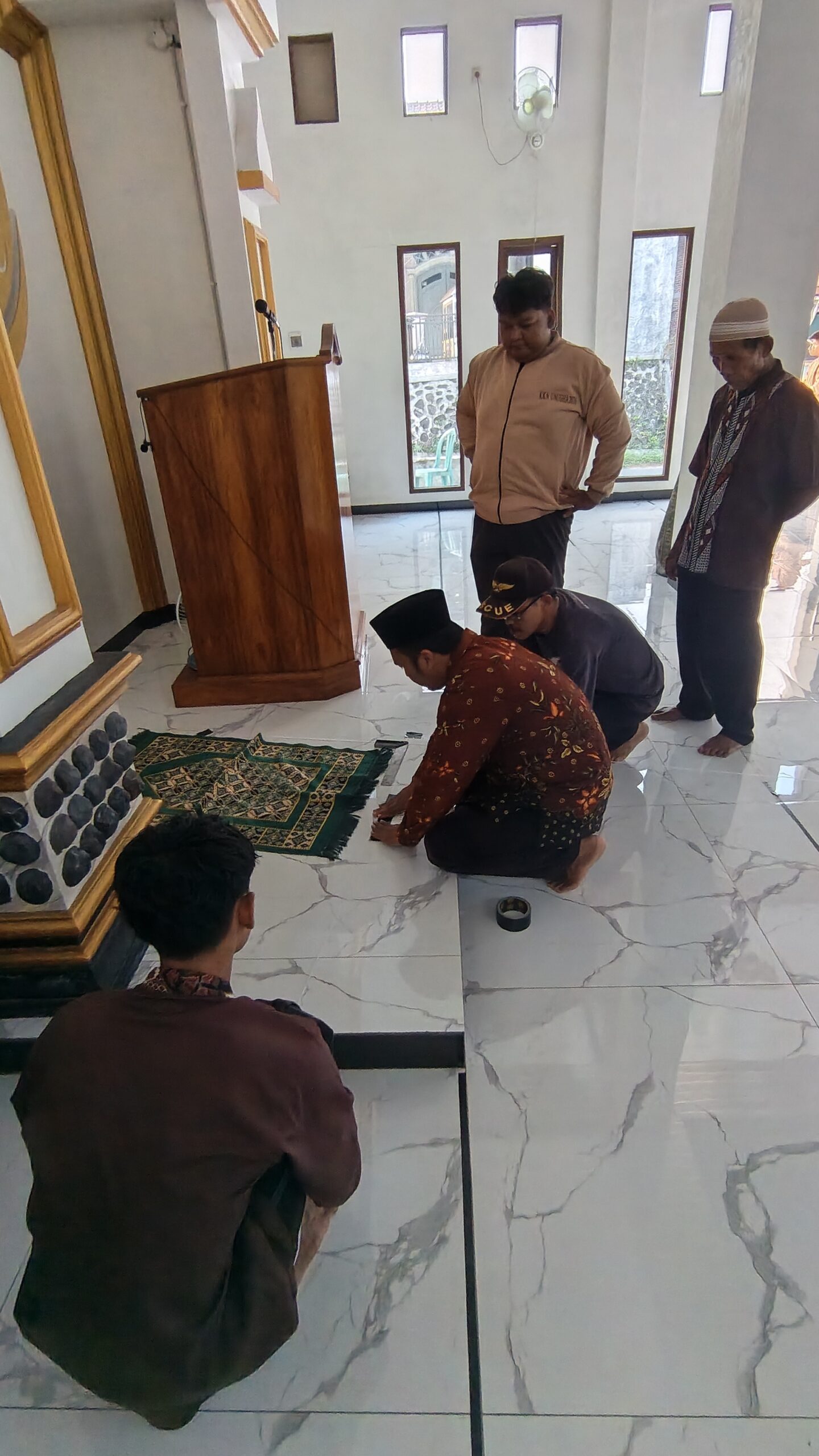 Mahasiswa KKN UNUGHA Dampingi Kegiatan Rashdul Kiblat di Masjid Baitussalam Desa Kedunggede Lumbir