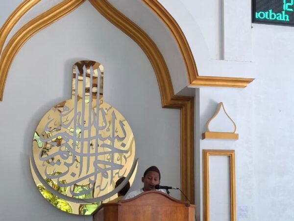 Koordinator Desa KKN Kelompok 3 UNUGHA Cilacap Sampaikan Khutbah Jumat di Masjid Baitussalam Kedunggede
