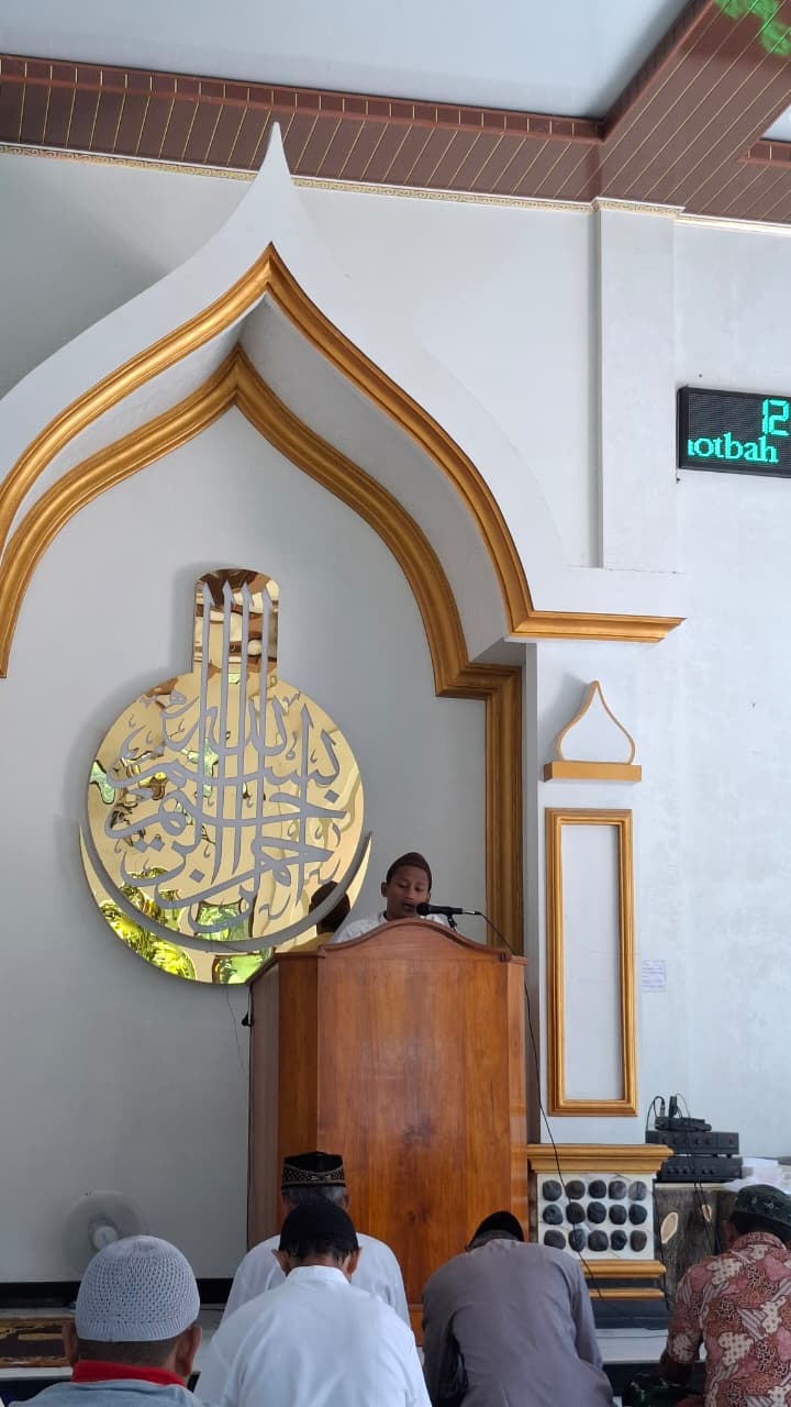 Koordinator Desa KKN Kelompok 3 UNUGHA Cilacap Sampaikan Khutbah Jumat di Masjid Baitussalam Kedunggede Koordinator Desa KKN Kelompok 3 UNUGHA Cilacap Sampaikan Khutbah Jumat di Masjid Baitussalam Kedunggede