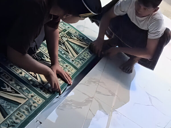 Mahasiswa UNUGHA Melaksanakan Pembuatan Shaf di Masjid Baitussalam
