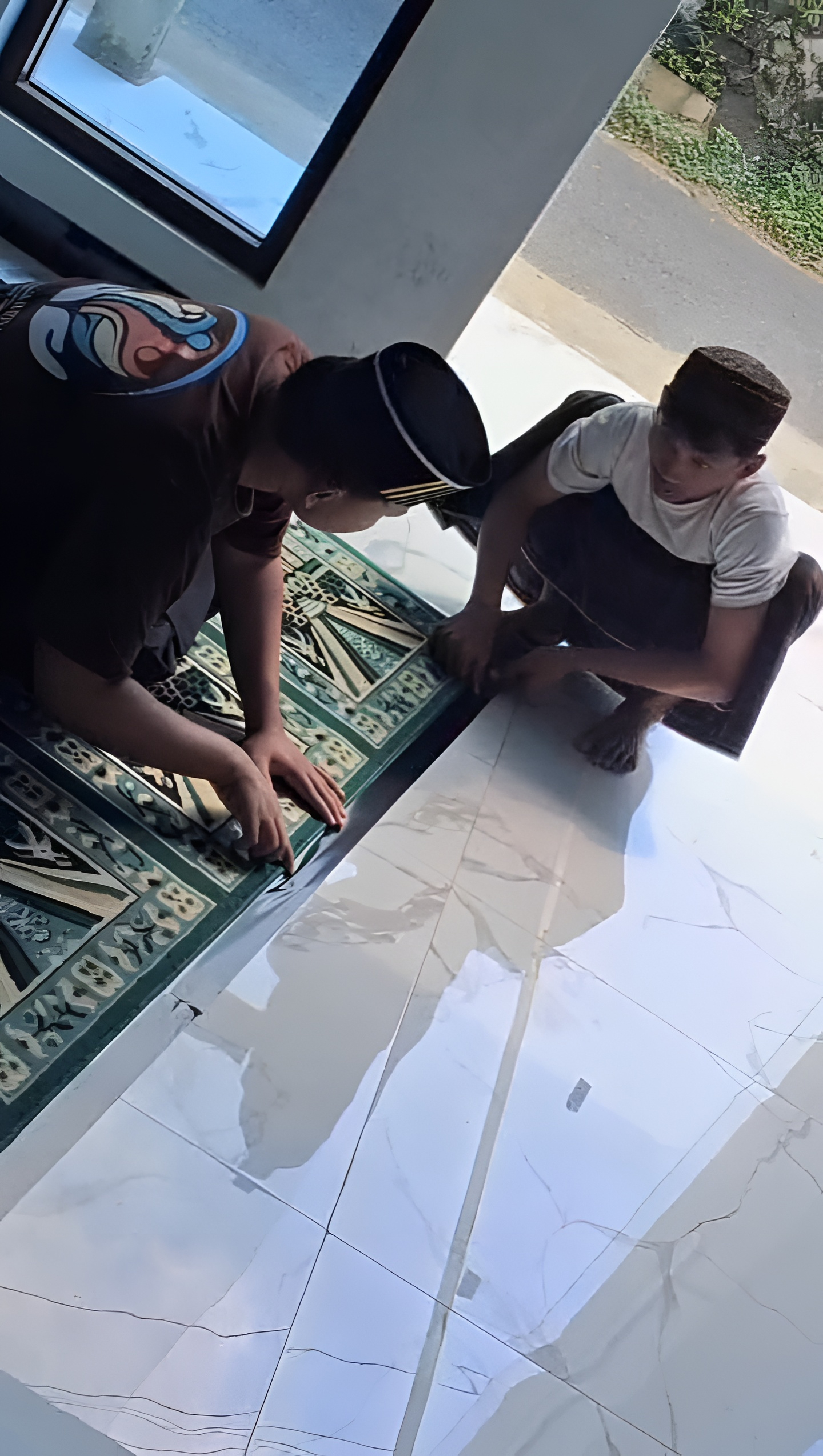 Mahasiswa UNUGHA Melaksanakan Pembuatan Shaf di Masjid Baitussalam
